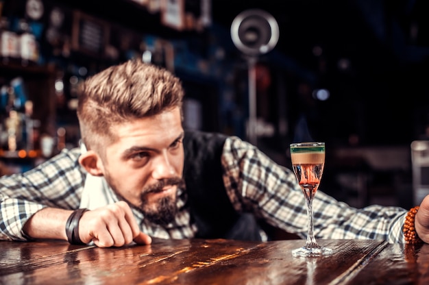 Barman prepara un cóctel detrás de la barra