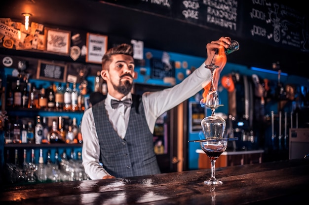 Barman prepara un cóctel en la taberna