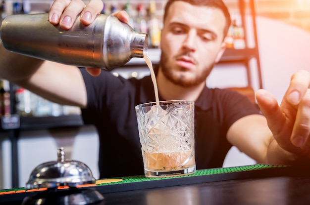 El barman prepara cócteles sin alcohol en la barra del bar. Cócteles frescos Barman en el trabajo. Restaurante. La vida nocturna.