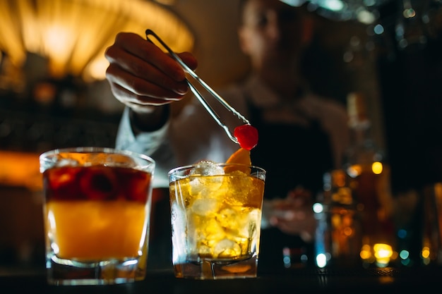 El barman prepara cócteles en el bar.