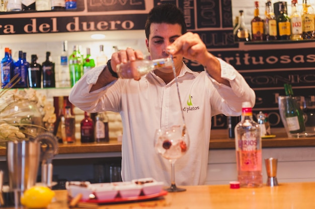 Barman preparando bebida no balcão