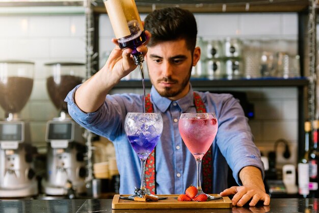 Foto barman preparando bebidas no balcão do bar