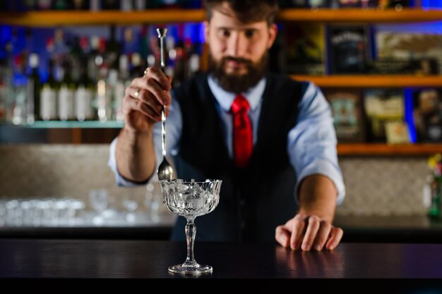 Barman preparando un cóctel en el club nocturno