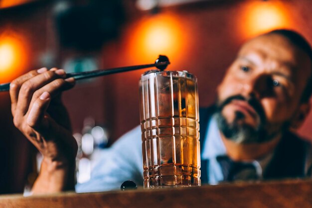 Foto barman preparando coquetel no balcão do bar