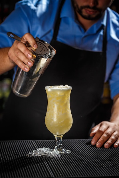 Barman preparando coquetel pina colada