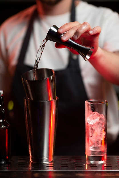 Foto barman preparando um coquetel com uma coqueteleira