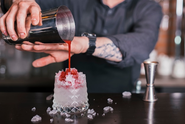 Barman preparando um coquetel refrescante