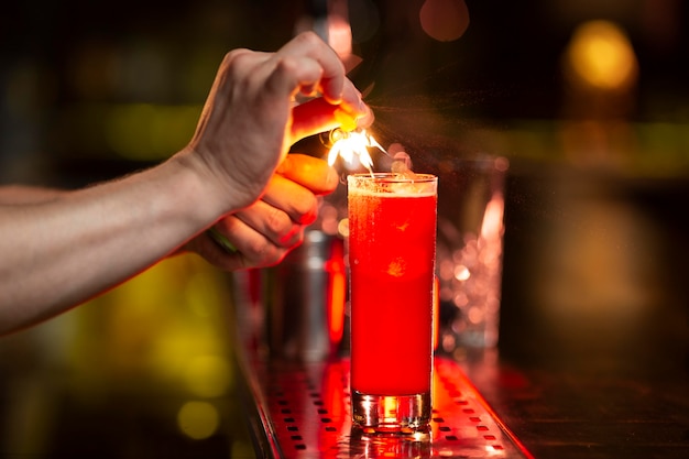 Foto barman preparando um delicioso coquetel refrescante