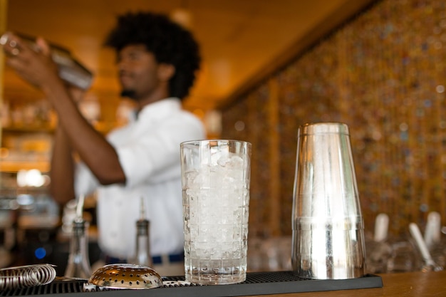 Barman preparando uma bebida atrás do bar