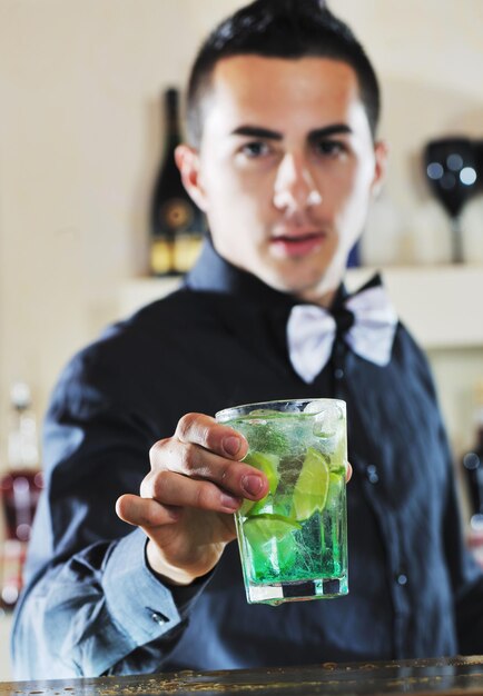 el barman profesional prepara una bebida de cóctel y representa el concepto de vida nocturna y evento de fiesta