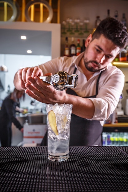 Barman profissional fazendo coquetel