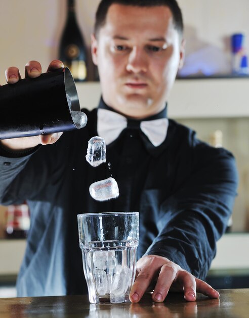 barman profissional prepara bebida de coquetel e representa a vida noturna e o conceito de evento de festa