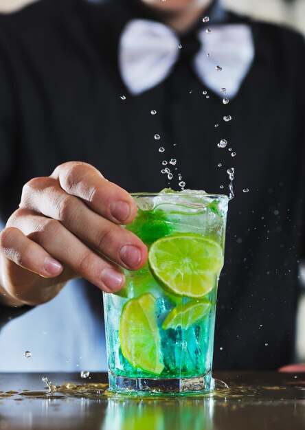 barman profissional prepara bebida de coquetel e representa a vida noturna e o conceito de evento de festa