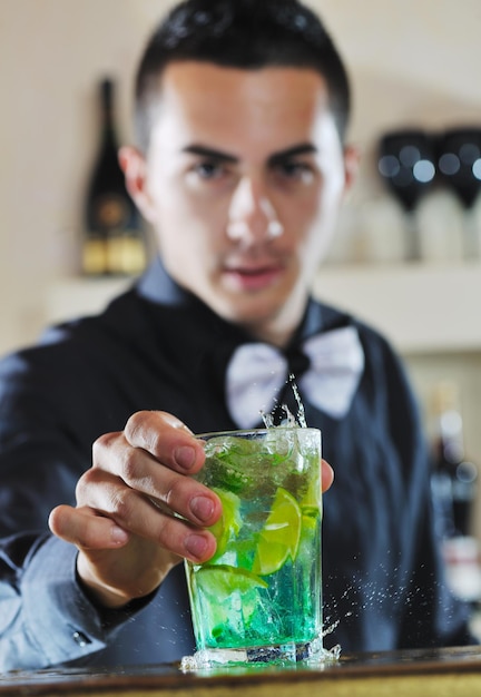 barman profissional prepara bebida de coquetel e representa a vida noturna e o conceito de evento de festa