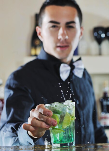 barman profissional prepara bebida de coquetel e representa a vida noturna e o conceito de evento de festa