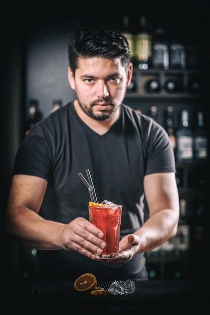 Foto barman está sirviendo un cóctel