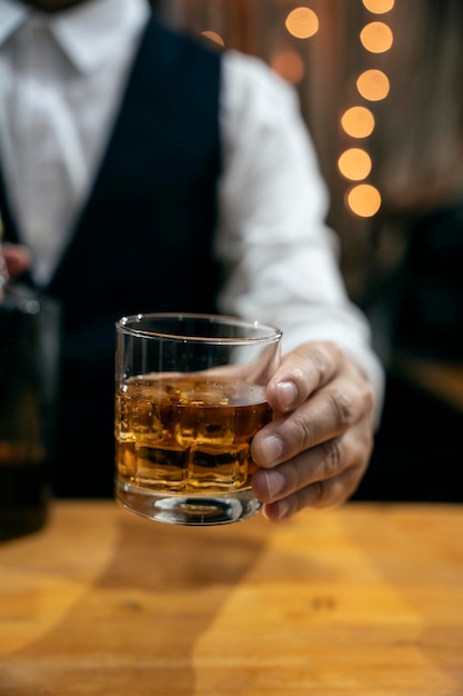 Barman sirviendo whisky vaso de whisky hermosa noche