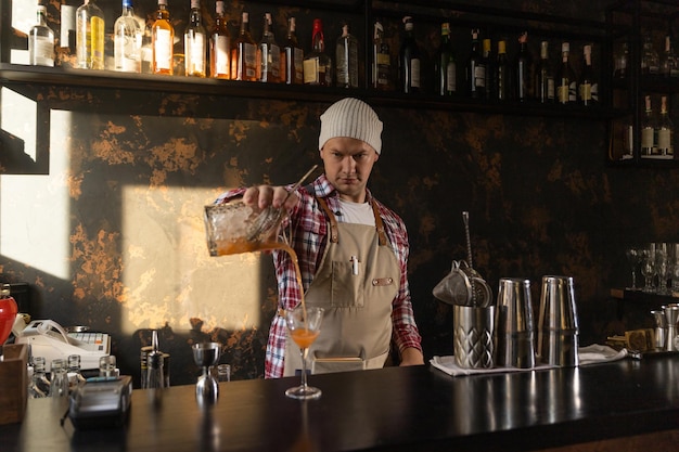 Barman en el trabajo preparando cócteles concepto sobre servicio y bebidas