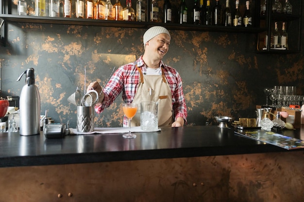 Barman en el trabajo preparando cócteles concepto sobre servicio y bebidas