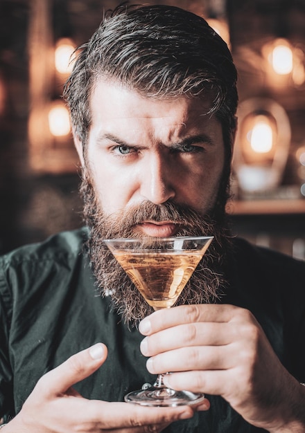 Barmann mit Martini oder Schnaps Bärtiger Mann mit Anzug und Alkohol trinken Getränke- und Feierparty-Konzept Degustation und Verkostung