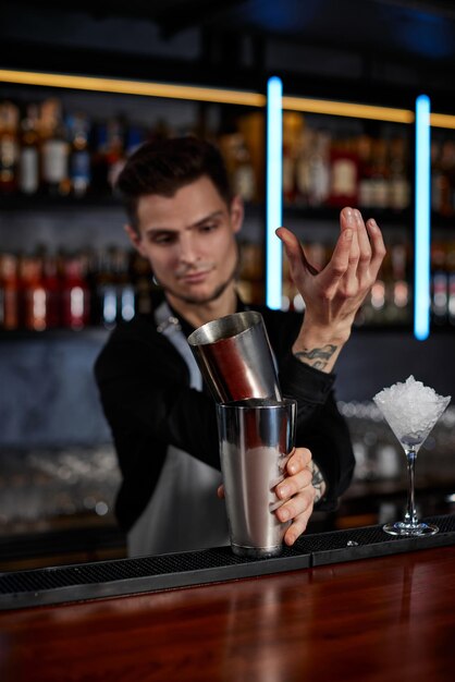 Barmann schüttelt leckere Cocktails an der Bar