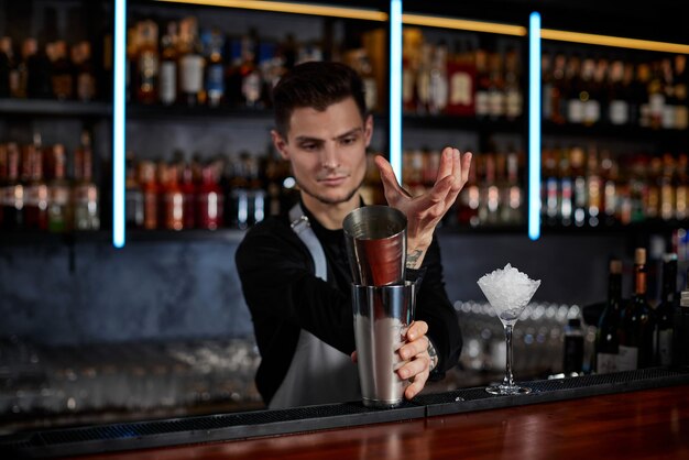 Barmann schüttelt leckere Cocktails an der Bar