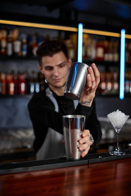 Barmann schüttelt leckere Cocktails an der Bar