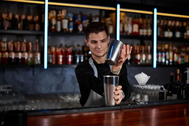 Barmann schüttelt leckere Cocktails an der Bar