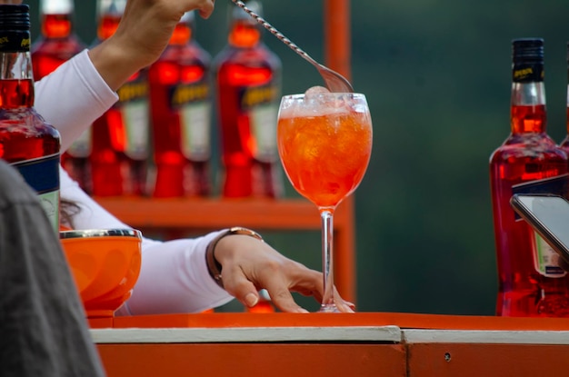 Barmann serviert Aperol Spritz Cocktail in der Bar al aitr Libreaperitif im Glas