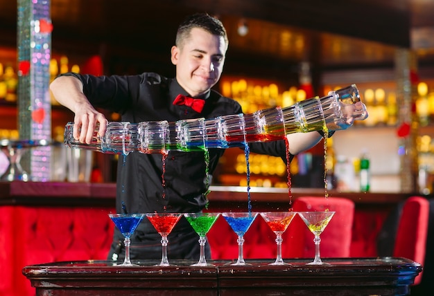 Barmannshow. Barkeeper gießt alkoholische Cocktails ein.