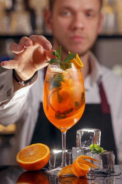 Barmen está fazendo um cocktail aperol spritz