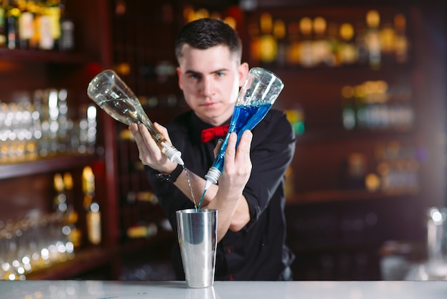 Foto barmixer, der frisches cocktail im fantastischen glas gießt