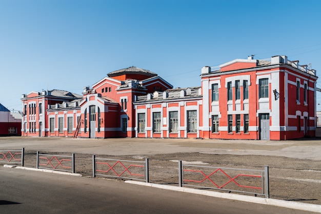 Barnaul. Altai. Rusia. edificio de la antigua estación de tren