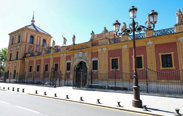 Barocke Fassade des Palastes von San Telmo in Sevilla am sonnigen Tag Spanien