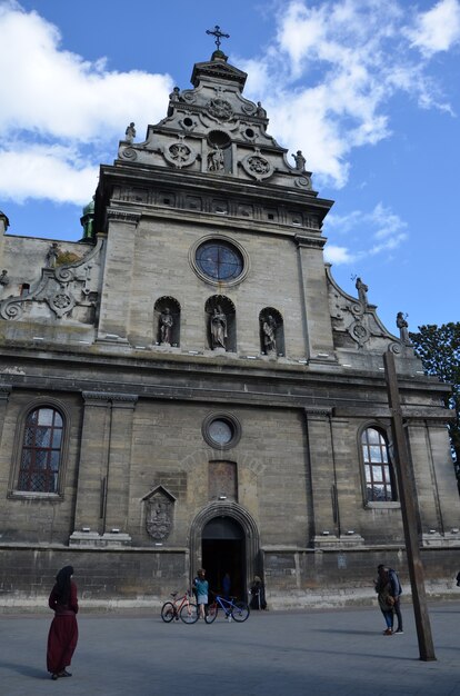 Barocke katholische Kirchenfassade gegen blauen Himmel