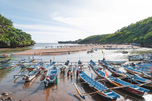 Baron Beach en Gunung Kidul Indonesia con visitante y barco tradicional Yogyakarta Indonesia enero de 2023