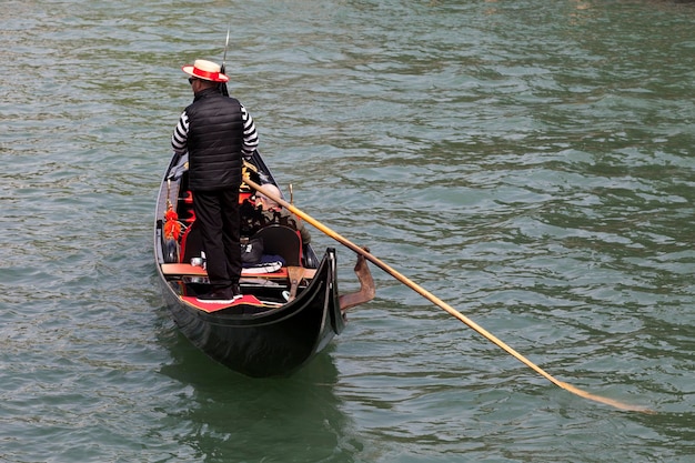 Barquero conduciendo una góndola en Venecia