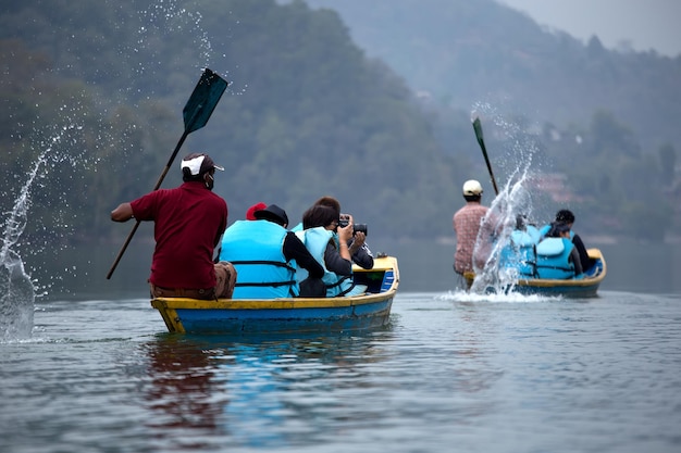 El barquero rema un bote en el lago Phewa en Pokhara Phewa Tal o el lago Fewa es un lago de agua dulce en Nepal