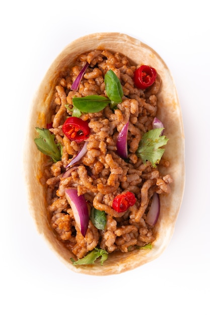 Barquita taco mexicano com carne, pimenta, tomate, cebola e especiarias isoladas no fundo branco