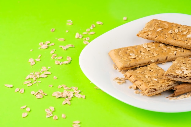 Barra de avena en un plato blanco listo para el espacio de copia de desayuno