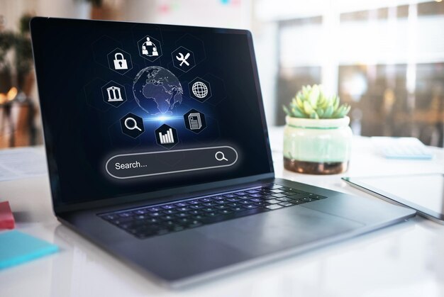 Barra de búsqueda en Internet y sitio web con pantalla de computadora portátil en la oficina para redes digitales y tecnología Ux datos e iot con computadora en agencia para comunicación e investigación global de aplicaciones