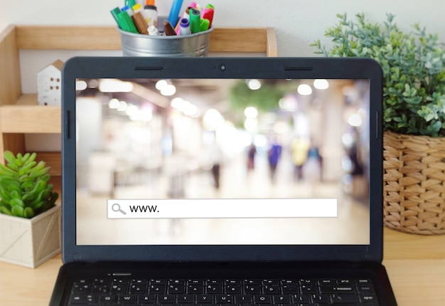 barra de búsqueda sobre fondo borroso de la tienda en la pantalla labtop