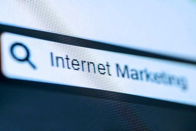 Barra de búsqueda con texto de marketing en Internet escrito