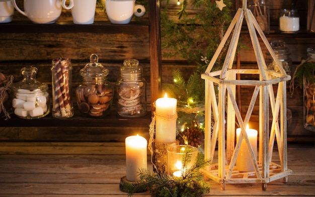 Barra de cacao de decoración navideña con galletas y dulces en madera vieja