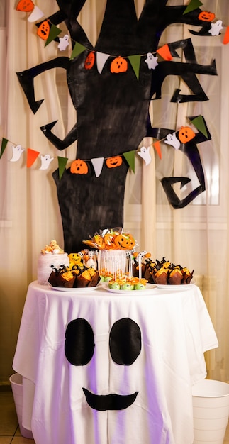 Foto barra de caramelo con dulces para la celebración de halloween