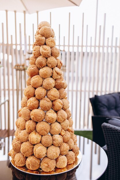 Foto una barra de caramelo con una pirámide de caramelos en una boda