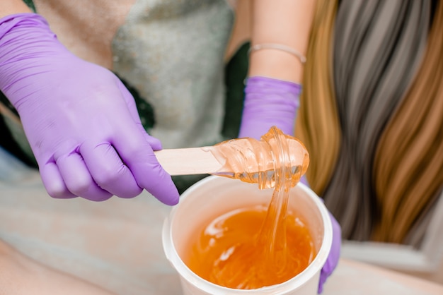 Barra de cera con depilación de pasta de azúcar y concepto de belleza.