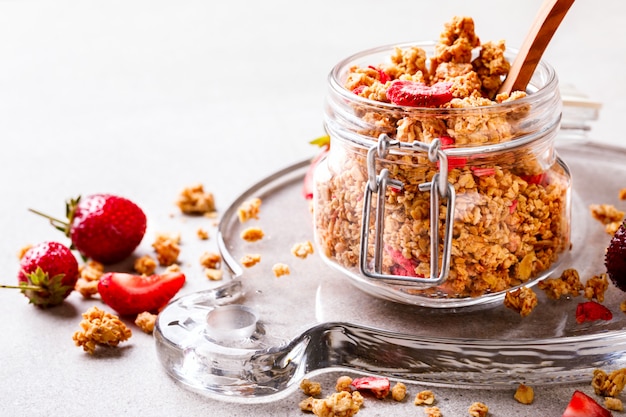 Barra de cereales de granola con fresas