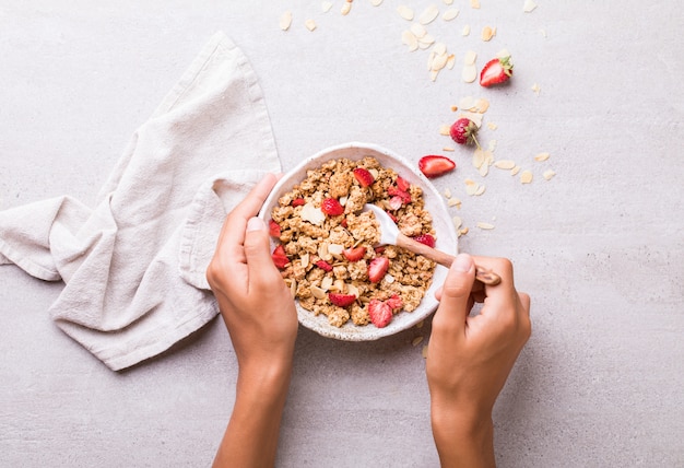 Foto barra de cereales de granola con fresas