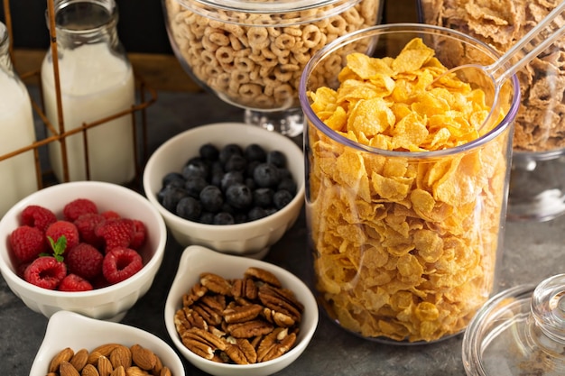 Barra de cereales o buffet con copos de maíz, frutas y frutos secos.